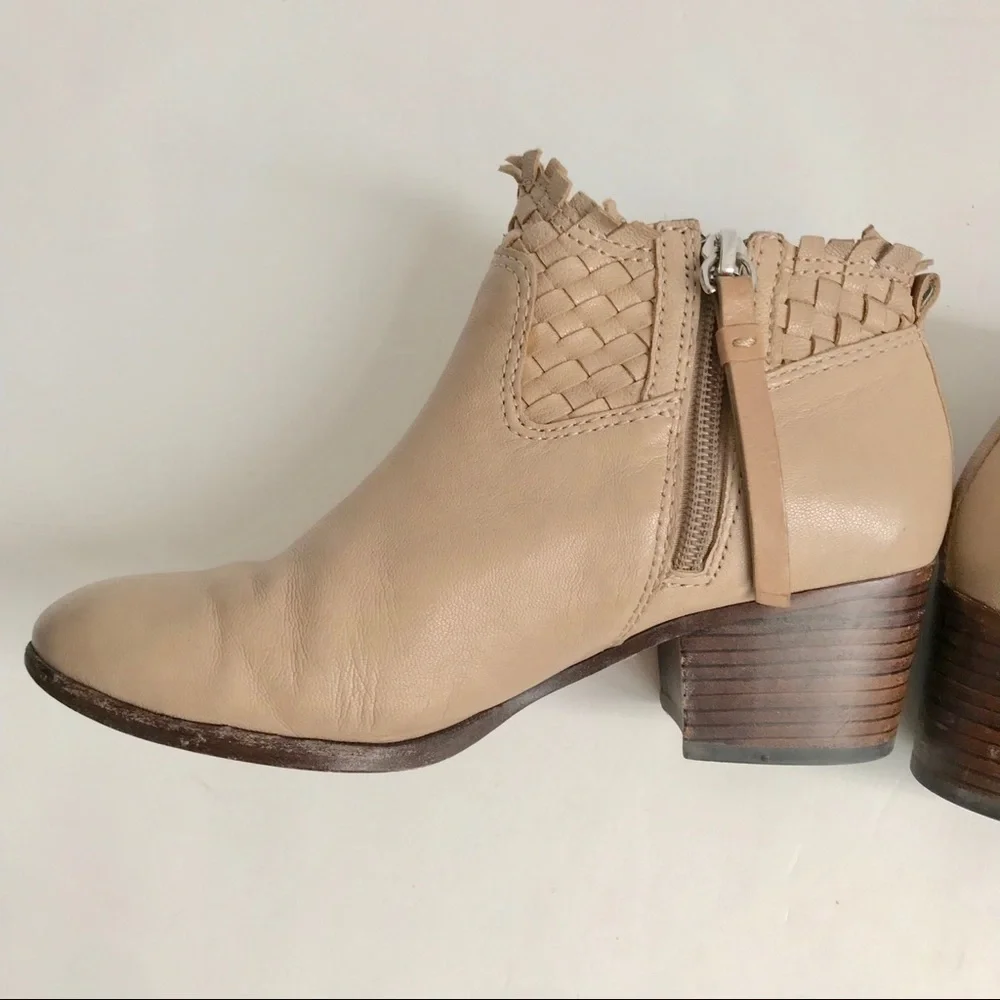 Coach EUC Beige Leather Woven Ankle Boots Size 5